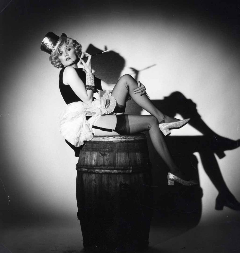 Marlène Dietrich en porte-jarretelles